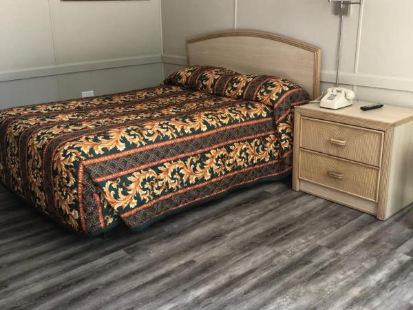 Red Carpet Inn - Louisville : photo 2 de la chambre chambre lit queen-size 
