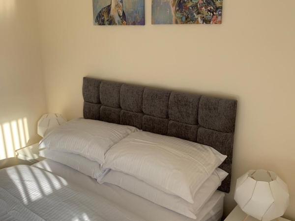 Smeaton serviced Accommodation : photo 5 de la chambre chambre double avec salle de bains privative