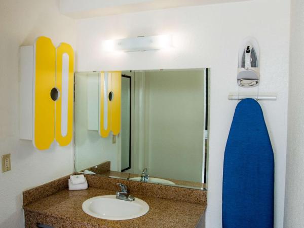 Studio 6-San Antonio, TX - Lackland AFB : photo 1 de la chambre chambre quadruple - non-fumeurs