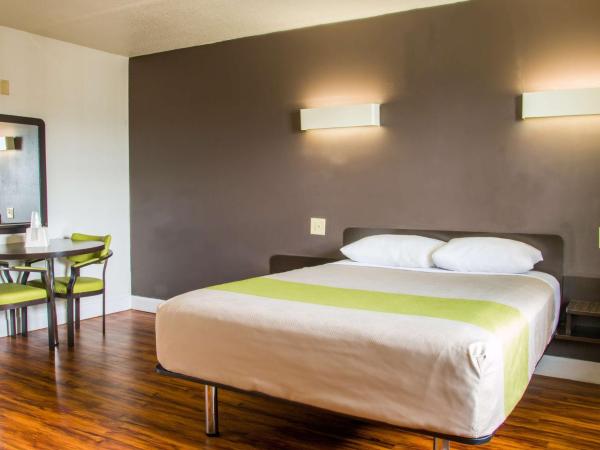 Studio 6-San Antonio, TX - Lackland AFB : photo 3 de la chambre chambre lit queen-size - non-fumeurs