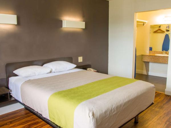 Studio 6-San Antonio, TX - Lackland AFB : photo 1 de la chambre chambre lit queen-size - non-fumeurs