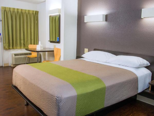 Studio 6-San Antonio, TX - Lackland AFB : photo 5 de la chambre chambre lit queen-size - non-fumeurs