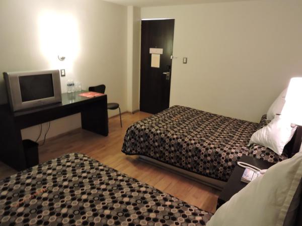 Hotel Granada : photo 2 de la chambre chambre double supérieure avec deux lits doubles