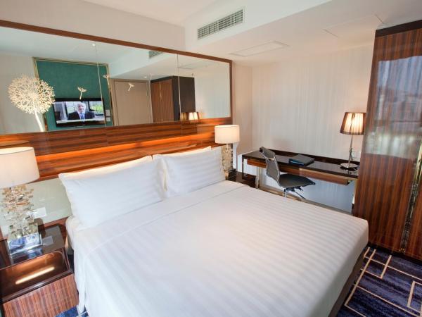 Dorsett Tsuen Wan, Hong Kong : photo 3 de la chambre suite familiale avec canapé-lit