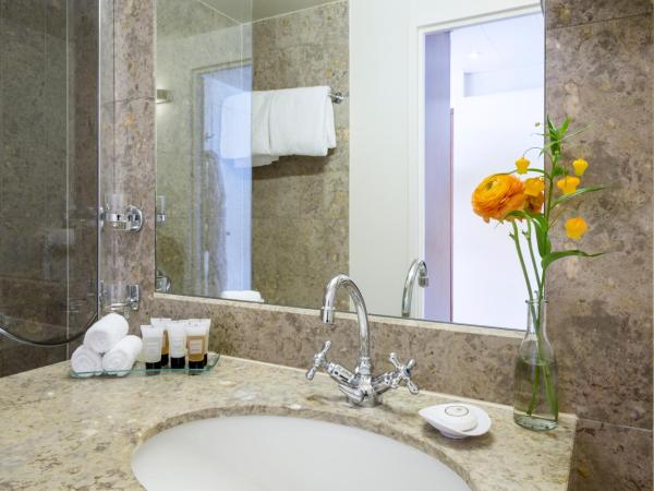 Warwick Geneva : photo 5 de la chambre chambre familiale