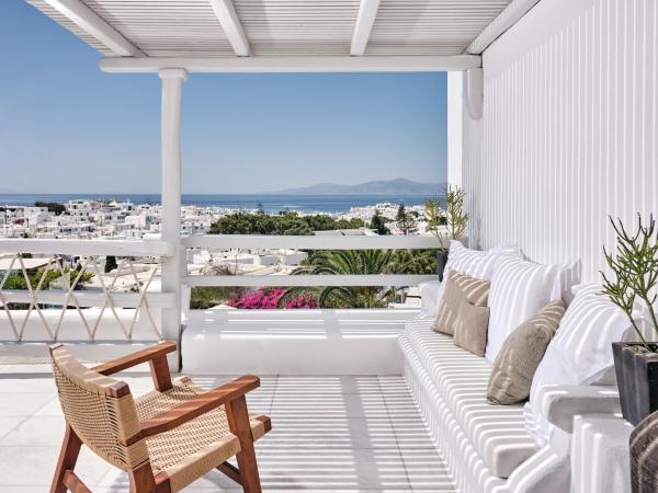 Belvedere Mykonos - Main Hotel - The Leading Hotels of the World : photo 1 de la chambre chambre double ou lits jumeaux panoramique avec terrasse bien exposée privée