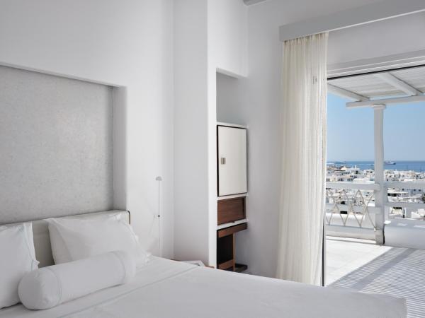 Belvedere Mykonos - Main Hotel - The Leading Hotels of the World : photo 5 de la chambre chambre double ou lits jumeaux panoramique avec terrasse bien exposée privée