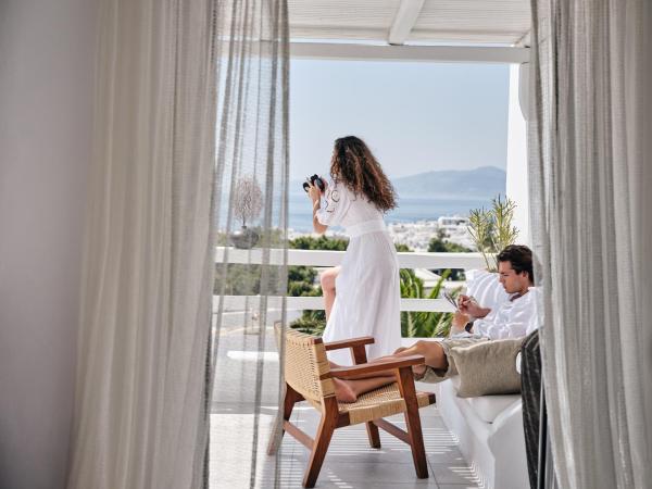 Belvedere Mykonos - Main Hotel - The Leading Hotels of the World : photo 3 de la chambre chambre double ou lits jumeaux panoramique avec terrasse bien exposée privée