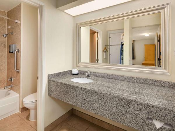 Hotel Nexus; BW Signature Collection : photo 2 de la chambre suite lit queen-size avec avec douche à l’italienne - accessible aux personnes à mobilité réduite