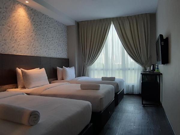 MIICO Hotel @ Mount Austin : photo 1 de la chambre chambre triple avec vue