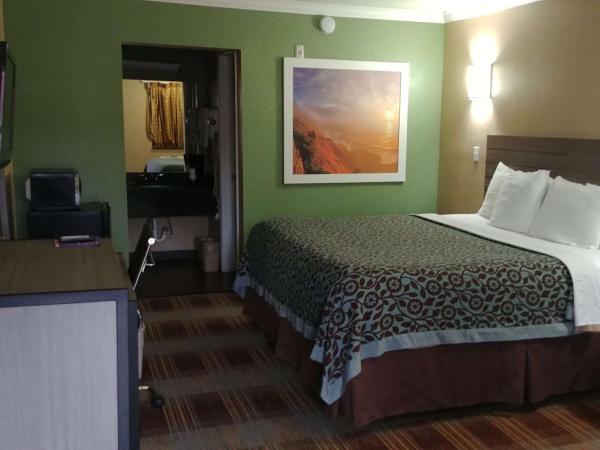 Days Inn by Wyndham Houston East : photo 4 de la chambre chambre lit king-size standard - fumeurs