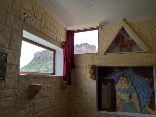 Jodhpur Heritage Haveli Guest House : photo 10 de la chambre king room fort view with balcony