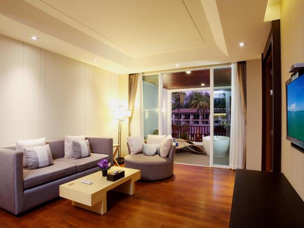 Graceland Khaolak Beachfront Resort : photo 2 de la chambre suite - vue sur piscine 