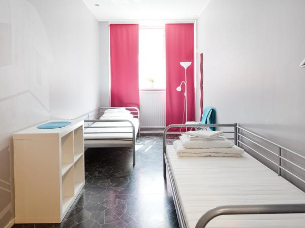 Dream Hostel & Hotel Tampere : photo 1 de la chambre chambre lits jumeaux avec salle de bains commune