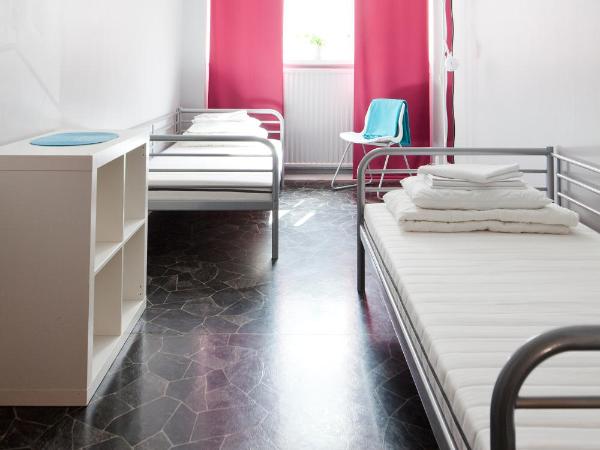 Dream Hostel & Hotel Tampere : photo 2 de la chambre chambre lits jumeaux avec salle de bains commune