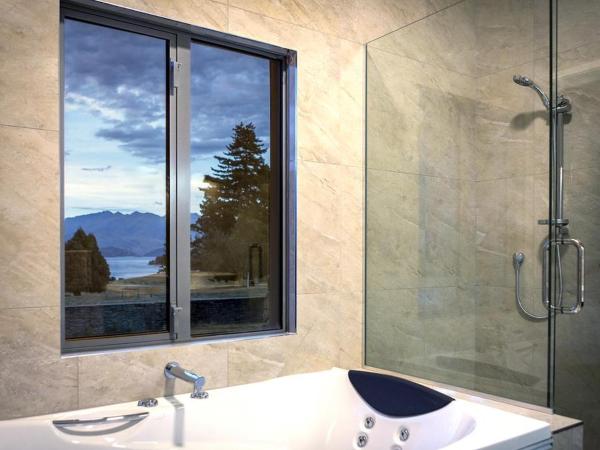 Golfcourse Road Chalets and Lodge : photo 4 de la chambre chambre lit king-size avec baignoire spa - lodge