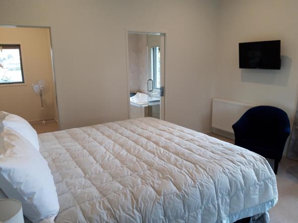 Golfcourse Road Chalets and Lodge : photo 3 de la chambre chambre lit king-size avec baignoire spa - lodge