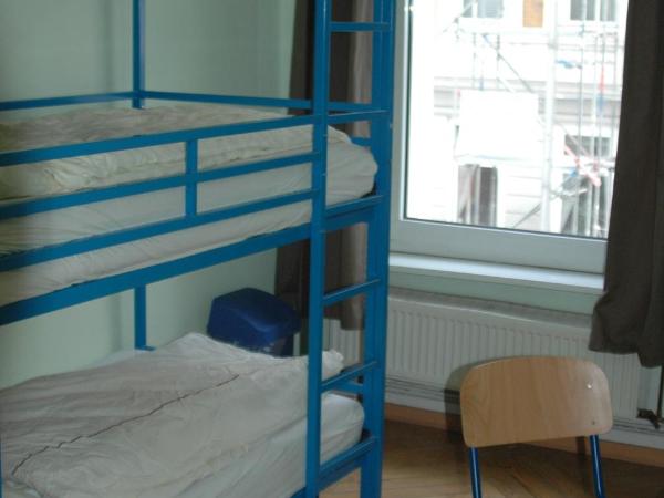 Buch-Ein-Bett Hostel : photo 9 de la chambre chambre triple avec salle de bains privative