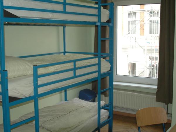 Buch-Ein-Bett Hostel : photo 10 de la chambre chambre triple avec salle de bains privative