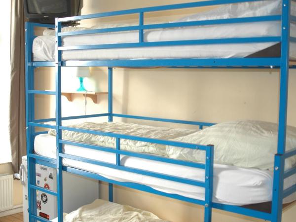 Buch-Ein-Bett Hostel : photo 1 de la chambre chambre 5 lits avec salle de bains privative