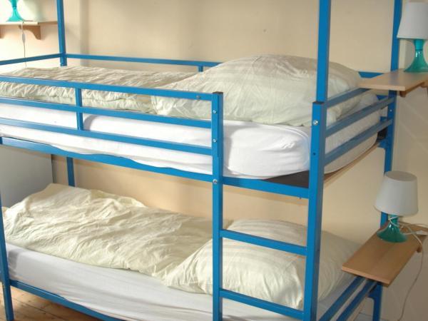 Buch-Ein-Bett Hostel : photo 4 de la chambre chambre 9 lits avec salle de bains privative