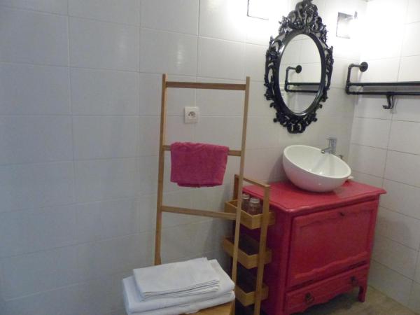 Chambre d'hôtes Logis de Saint Jean : photo 6 de la chambre chambre lit queen-size 