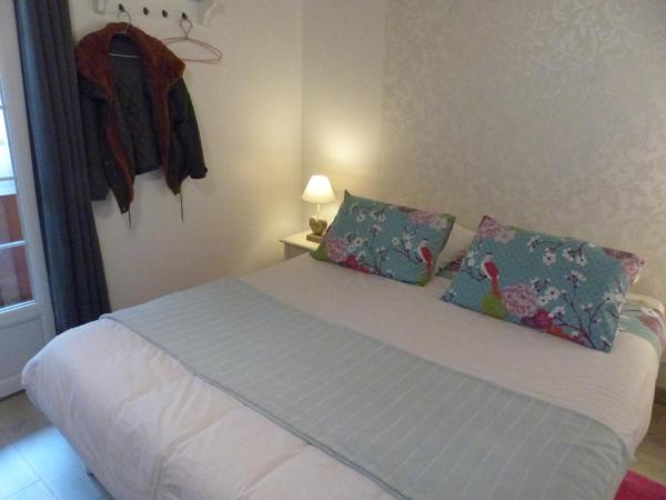 Chambre d'hôtes Logis de Saint Jean : photo 4 de la chambre chambre double confort avec douche