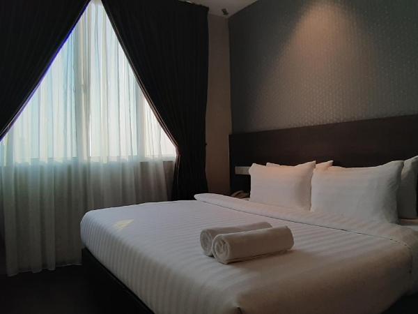 MIICO Hotel @ Mount Austin : photo 3 de la chambre chambre avec lit king-size et fenêtre