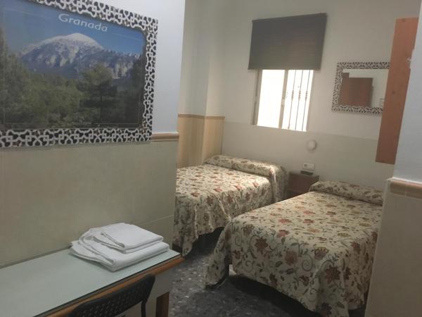 Pensión El Hidalgo : photo 1 de la chambre chambre double ou lits jumeaux avec salle de bains privative