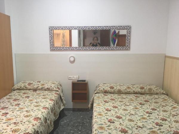 Pensión El Hidalgo : photo 2 de la chambre chambre double avec lit d'appoint et salle de bains privative
