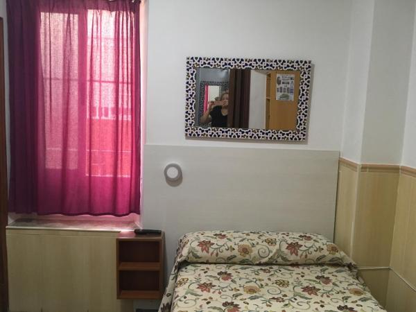 Pensión El Hidalgo : photo 2 de la chambre chambre simple avec salle de bains privative