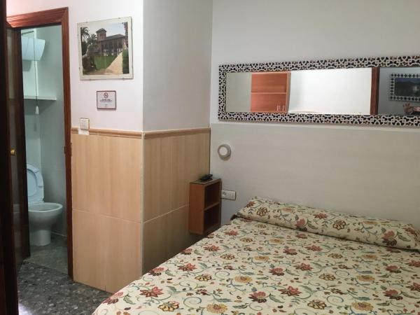 Pensión El Hidalgo : photo 4 de la chambre chambre double ou lits jumeaux avec salle de bains privative