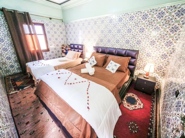 Dar Widad : photo 2 de la chambre chambre triple avec salle de bains commune