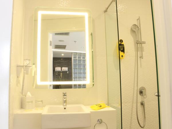 YELLO Hotel Harmoni : photo 6 de la chambre yello suite room