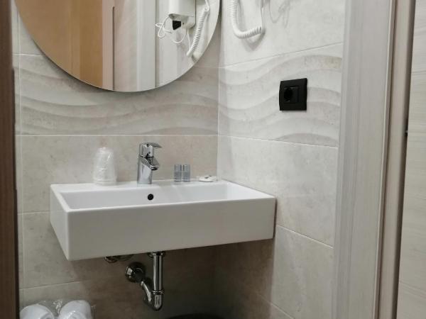 Hotel Aurora : photo 10 de la chambre chambre triple