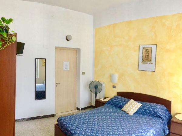 Levante Blu : photo 5 de la chambre chambre double avec salle de bains séparée