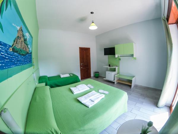 B&B Le isole : photo 7 de la chambre chambre triple avec salle de bains privative séparée