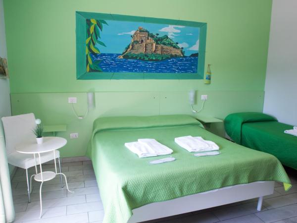 B&B Le isole : photo 6 de la chambre chambre triple avec salle de bains privative séparée