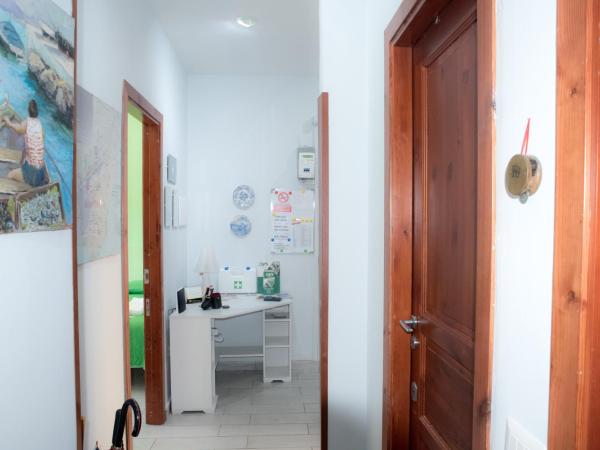 B&B Le isole : photo 2 de la chambre chambre triple avec salle de bains privative séparée