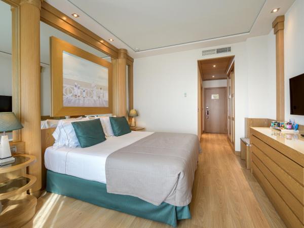 Las Arenas Balneario Resort : photo 2 de la chambre chambre double ou lits jumeaux classique – vue sur ville