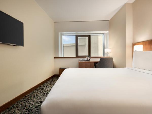 Ramada by Wyndham Lisbon : photo 2 de la chambre chambre lit queen-size pour personnes à mobilité réduite - non-fumeurs - vue sur ville