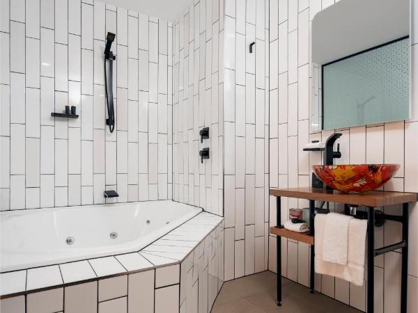 The Constance Fortitude Valley : photo 2 de la chambre hotel king with internal spa with free wifi
