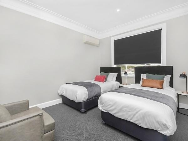 Horse and Jockey Hotel Homebush : photo 2 de la chambre chambre lits jumeaux avec salle de bains commune