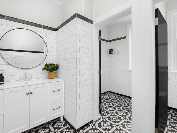 Horse and Jockey Hotel Homebush : photo 3 de la chambre chambre lit queen-size avec salle de bains commune