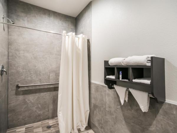 Americas Best Value Inn & Suites Northeast Houston I-610 : photo 1 de la chambre accessible king bed suite kitchnette