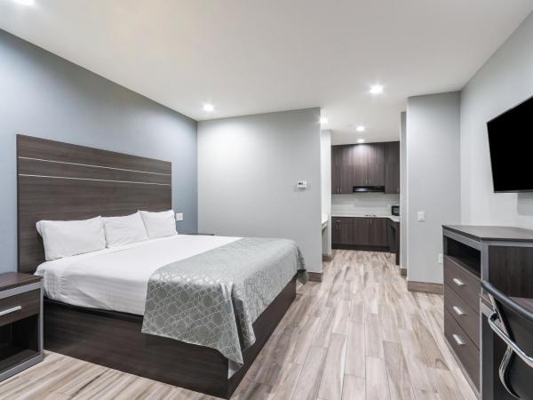 Americas Best Value Inn & Suites Northeast Houston I-610 : photo 1 de la chambre king bed suite with kitchenette
