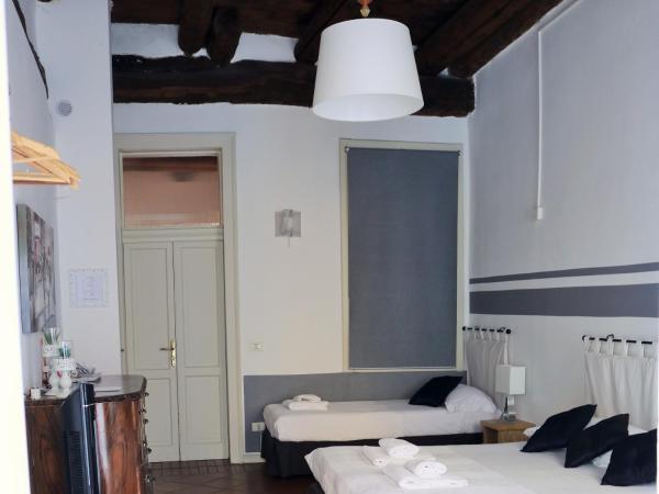 La Maison : photo 2 de la chambre chambre triple avec salle de bains commune
