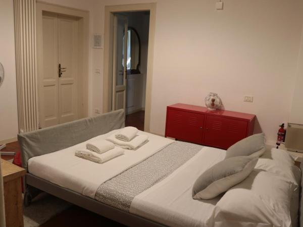 La Maison : photo 1 de la chambre chambre double avec salle de bains commune