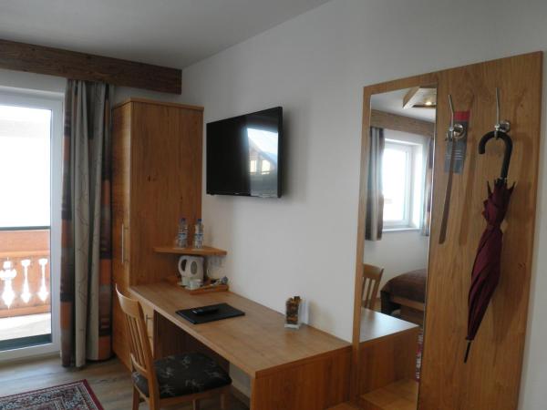 Pension Ballwein : photo 10 de la chambre chambre double avec balcon ou terrasse