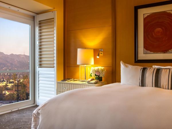 Hotel Sofitel Los Angeles at Beverly Hills : photo 7 de la chambre chambre lit king-size de luxe - vue sur colline d'hollywood